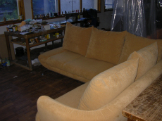 Претапицирана холна гарнитура с отделни възглавници на гърба(сваляеми калъфи с цип за по-лесно почистване).