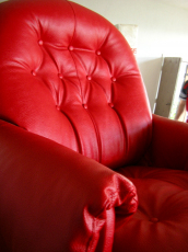 Претапициран кожен фотьойл с капитонаж(фигурно облицоване)