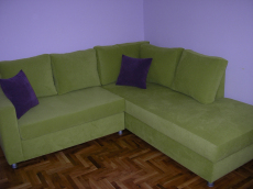 Ъглова холна гарнитура изработена по поръчка и размери на клиента с възглавници от силиконов пух и пълнеж от поропласти