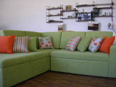 Ъглова холна гарнитура изработена по поръчка с материали на клиента.Едната част на дивана е с разтегателен механизъм за спане.Възглавниците са подвижни,събличащи се с цип за по-лесно сваляне на калъфите и пране.